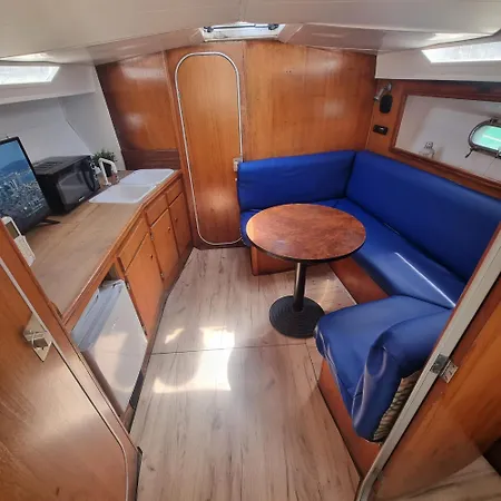 Yate En , Experiencia Unica Πλωτό κατάλυμα