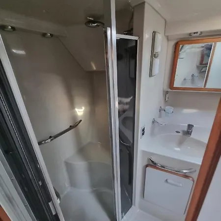 Yate En , Experiencia Unica 보트호텔 기욘