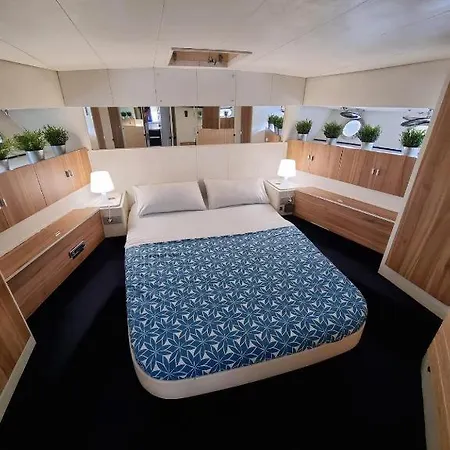 Yate En , Experiencia Unica 보트호텔