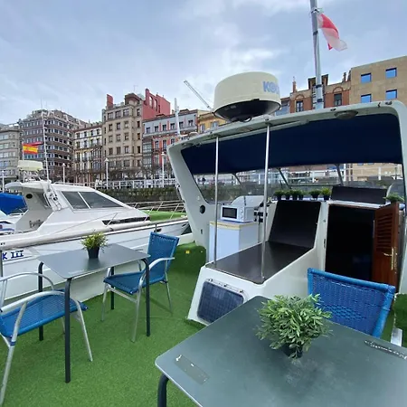 Yate En , Experiencia Unica 보트호텔 기욘